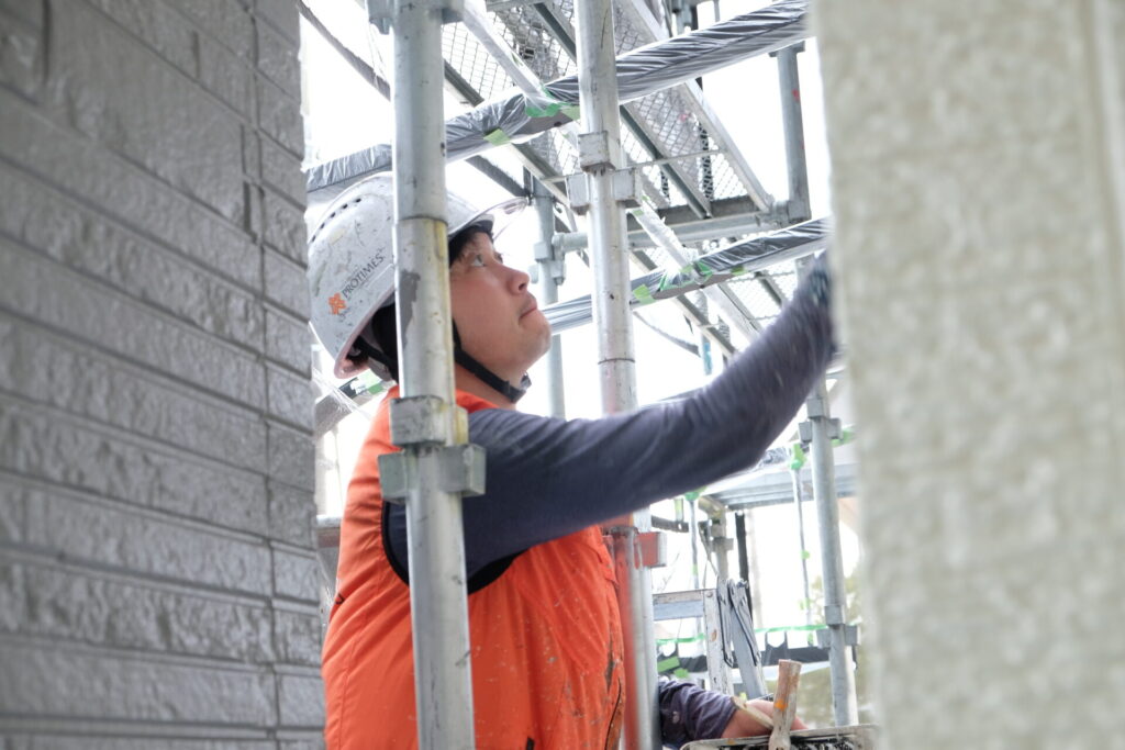 外壁塗装工事中の丁寧な施工の様子
