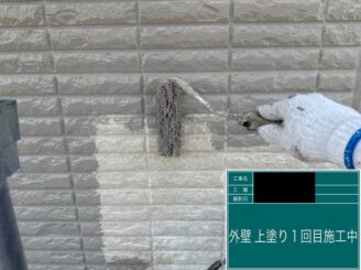 宇都宮市の外壁塗装施工事例｜外壁塗装上塗り1回目の施工中写真