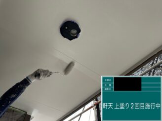 宇都宮市の外壁塗装施工事例｜軒天塗装の施工中写真