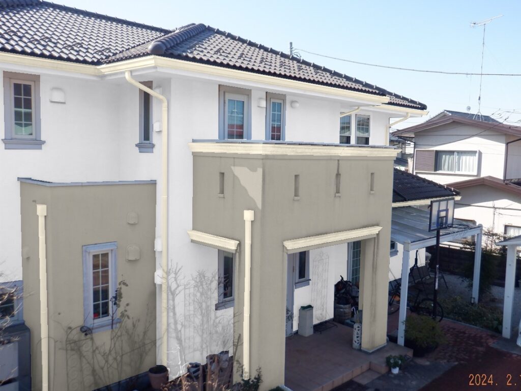 宇都宮市外壁塗装前の色選びの際のカラーシミュレーション実行後の家の写真、外壁塗装施工前。面で塗り分けをしたイメージ。