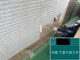 宇都宮市の外壁塗装施工事例｜外壁塗装下塗りの施工中写真