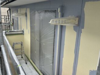 宇都宮市の外壁塗装における下塗り後のダメ込み作業