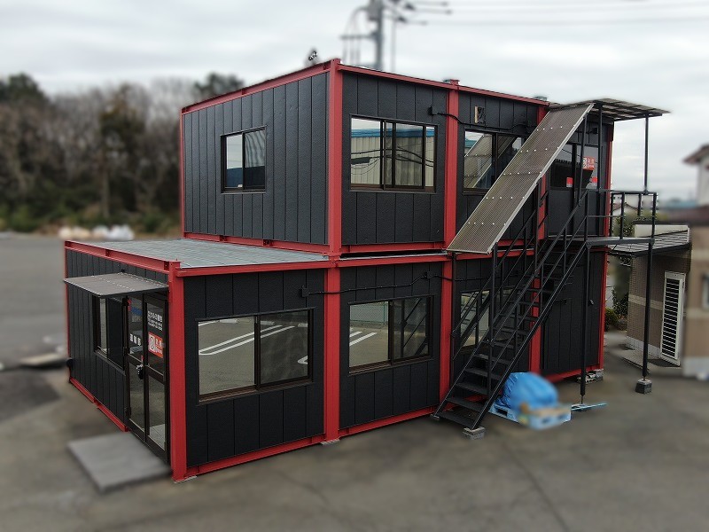 赤の差し色の施工事例_クレタグレー×チャコール×パワーレッドでスタイリッシュに