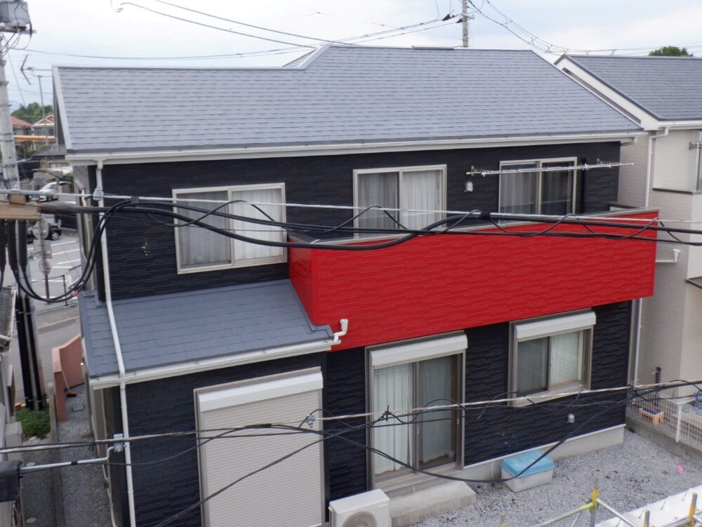 ベランダ部を赤の差し色にした施工事例_ニンバス×チャコール×パワーレッド