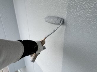 宇都宮市の外壁塗装における上塗り作業風景