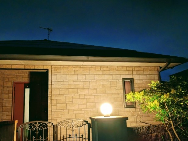 日が落ちた後の住宅の写真