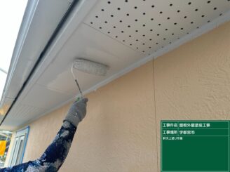 宇都宮市の外壁塗装における軒天の塗装作業中