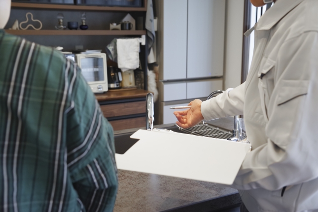 業者の人から説明を受ける女性の画像