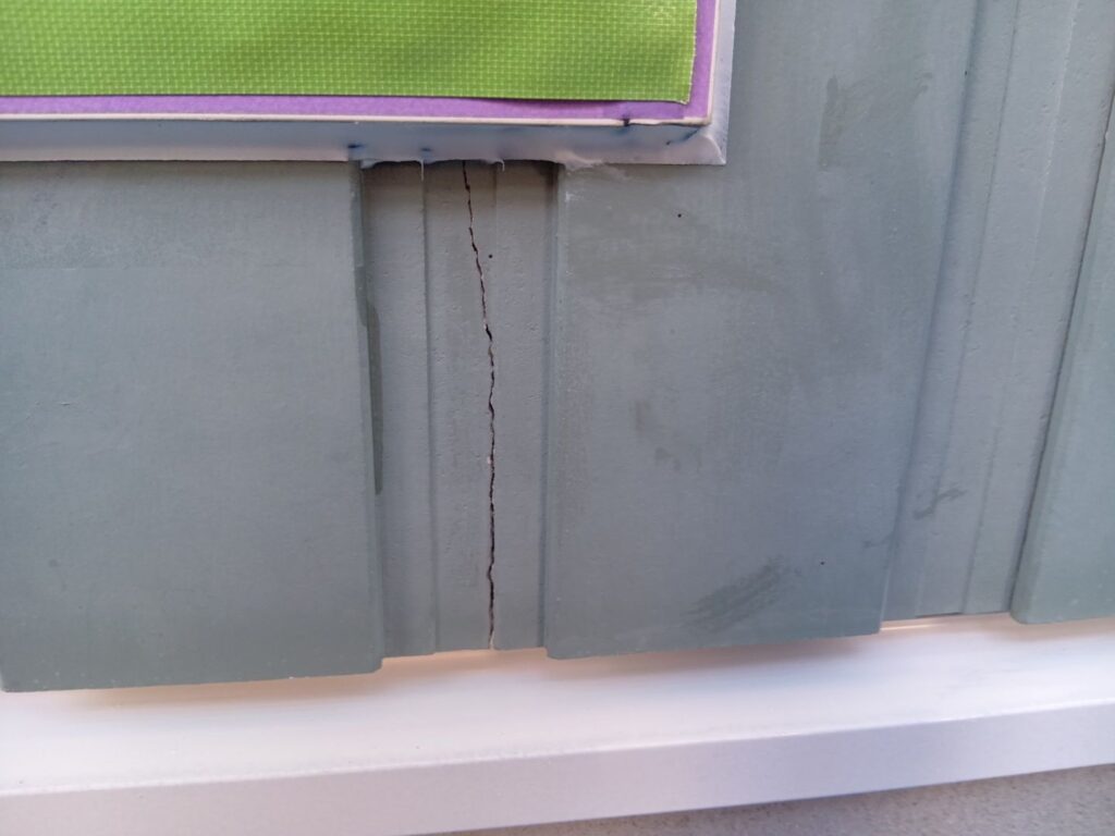 窯業系サイディングのひび割れ 補修前