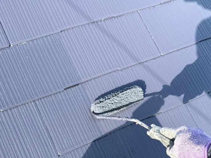 屋根塗装の施工中の写真