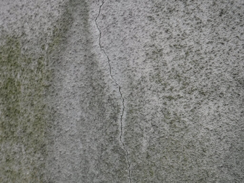 モルタル外壁のひび割れ