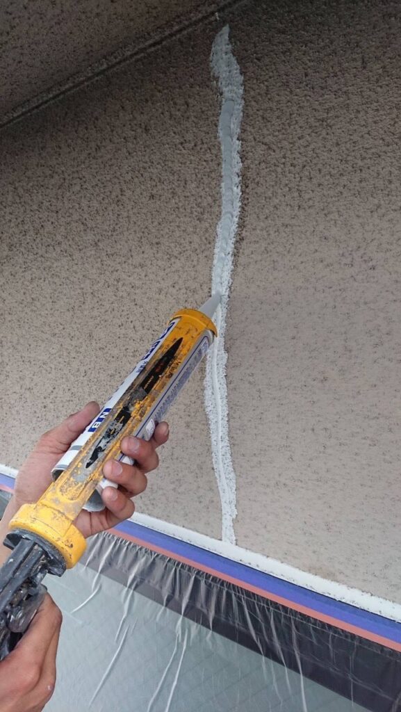 窯業系サイディングのひび割れ 弾性補修材充填