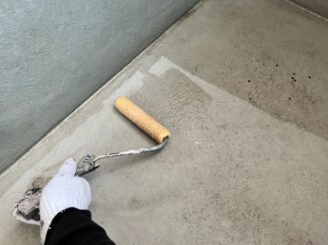 プライマーを塗布している様子の写真