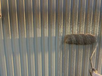 外壁の上塗りをしている様子の写真