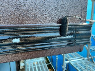 外壁の中間部にある幕板の塗装をしている様子の写真