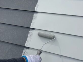 屋根の下塗りをしている様子の写真