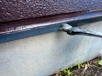 水切りの塗装をしている様子の写真