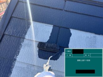 屋根塗装 中塗りの様子の写真