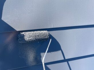 屋根の中塗りをしている様子の写真