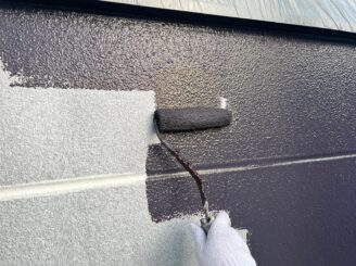 外壁の塗装をしている様子の写真