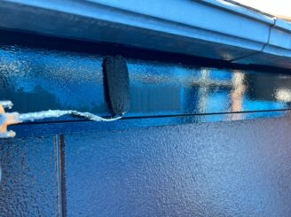 破風を塗装している様子の写真