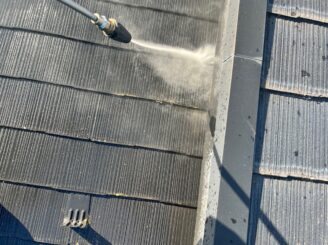 屋根の高圧洗浄をしている様子の写真