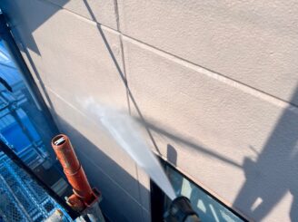 外壁の高圧洗浄をしている様子の写真