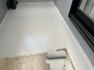 プライマーの上からトップコート防水を施している様子の写真