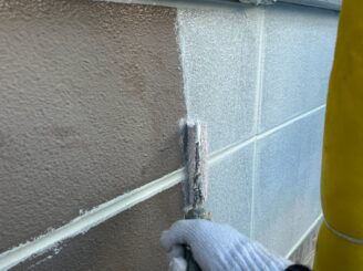 外壁の下塗りをしている様子の写真