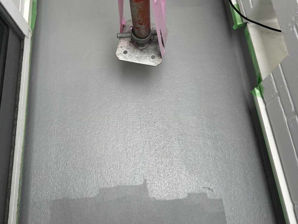 ベランダ防水塗装の様子の写真