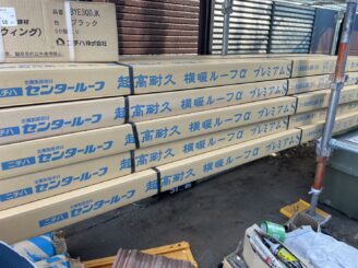 屋根カバーの資材が搬入された様子の写真