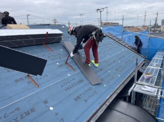 防水ルーフィングシートの上に屋根材を並べている様子の写真