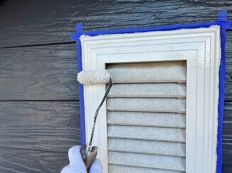 小窓の塗装の様子