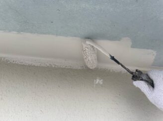 宇都宮市のアパートの軒天塗装の様子