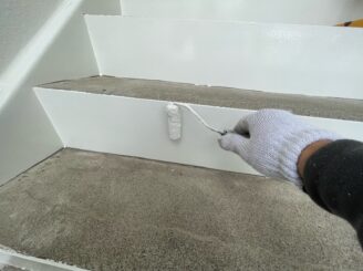 宇都宮市のアパートの階段塗装の様子