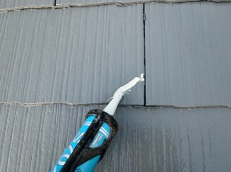 屋根の補修をシーリングを使って行っている様子