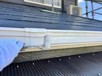 雨樋の塗装の様子