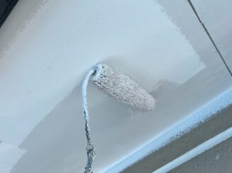 軒天塗装の様子