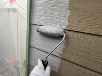 外壁の下塗り塗装の様子