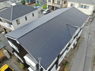 宇都宮市のスレート瓦の屋根とモルタル外壁のアパートの施工後写真|屋根上空写真