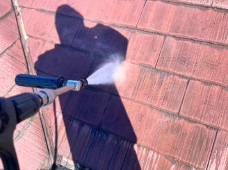 屋根高圧洗浄の様子