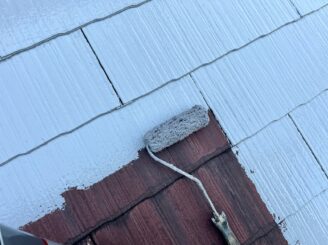 屋根の下塗り塗装の様子