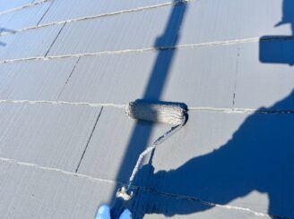 屋根の上塗り塗装の様子