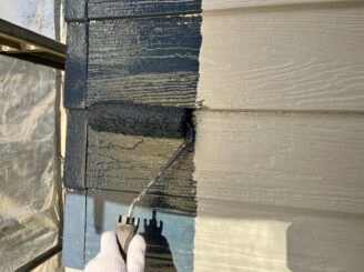 ベランダ部のチャコール塗装の様子