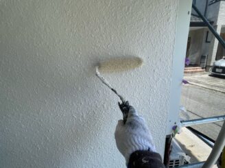 宇都宮市のアパートの外壁上塗りの様子