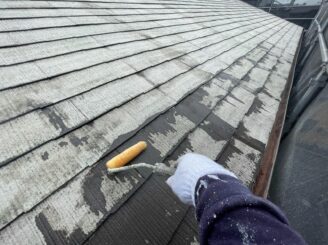 宇都宮市のアパートの屋根下塗り1回目の様子