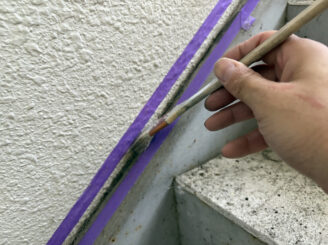 宇都宮市のアパートのシーリングプライマーの塗布の様子