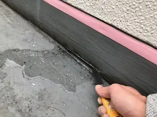 ベランダ防水層に水が逆流している様子