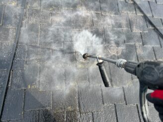 屋根の高圧洗浄の様子