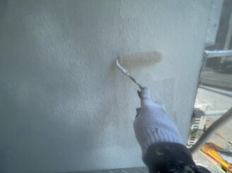 宇都宮市のアパートの外壁中塗りの様子